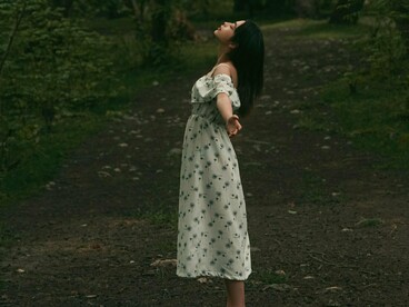 A primeira grande mudança que fiz, foi sair da capital e migrar para o interior, literalmente, risos. Se a nossa vida permanece aí como está, polarizada nos apetites e seus grandes consumos, numa certa altura, nossos corpos vão adoecer, ou diminuir sua capacidade de permanecer lúcidos, sadios durante o tempo de suas vidas na terra