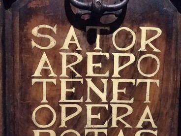 Puerta en Grenoble, Francia, con el palíndromo "Sator arepo tenet opera rotas" inscrito
