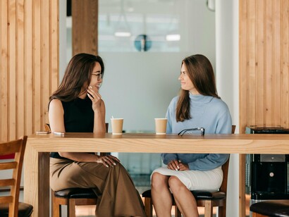 O miúdo a precisar de computador novo para a escola, e ela ainda sem dentes postos, a patroa já a avisar que aquele desleixo era mau para o negócio. Histórias pequenas, insignificantes, mas que latejavam como sangue debaixo da pele