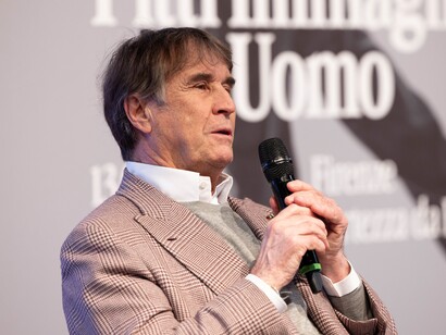 Brunello Cucinelli alla Tavola Rotonda presso l’Unicredit Theatre della Fortezza da Basso di Firenze. Credits: F.Guazzelli
