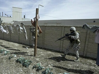 Fuzileiros navais e marinheiros do Quartel-General e do Esquadrão do Quartel-General, Estação Aérea do Corpo de Fuzileiros Navais de Yuma, Arizona, concluíram seu exercício de treinamento final no Campo 131, Camp Pendleton, Califórnia - preparando-se para as crescentes demandas da guerra moderna, EUA