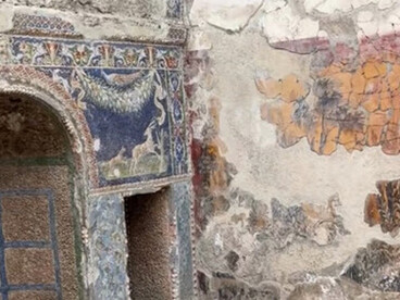 Interior del Panteón de Agripa. El videomapping que se proyecta sobre la pared que separa los espacios de la basílica de los presentes en la rotonda consigue de esta forma descomponer visualmente el muro para explicar la relación entre arquitectura y cosmos, y muestra cómo el famoso óculo del Panteón funcionó como un instrumento solar 