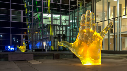 Escultura «Cuerpo y alma» (Duk-Kyu Ryang, 2015) frente al edificio de oficinas de la aseguradora LVM, Münster, Renania del Norte-Westfalia, Alemania