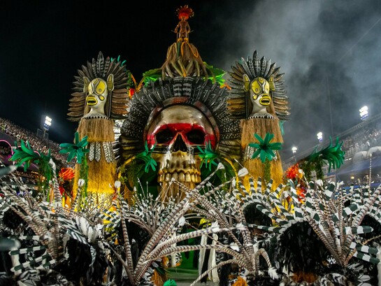Desfile da Escola Paraíso do Tuiuti, Rio Carnaval 2025,fotografia de Eduardo Hollanda. O enredo, "Quem tem medo de Xica Manicongo?", foi um chamado para revisitar o Brasil colônia e encarar uma figura que desafia os limites impostos pela sociedade até hoje: Xica Manicongo, a primeira travesti negra registrada no Brasil. Mas quem foi Xica? E por que seu nome ainda causa inquietação?