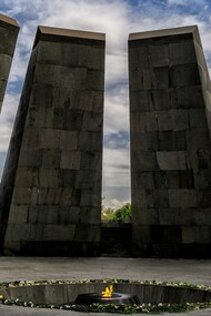 Armenian Genocide Memorial, Yerevan, Armenia. Il genocidio è l’eliminazione sistematica di un gruppo etnico, religioso o culturale, spesso perpetrata con l’intento di cancellare completamente la sua esistenza