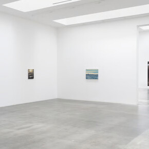 Wilhelm Sasnal, Aaasphalt (Aaasfalto), vista de exhibición. Cortesía de la Galería Blum