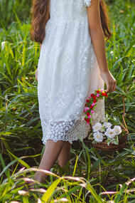 Menina passeia pelo campo para colher flores
