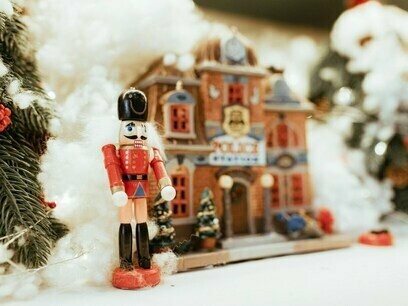 Todo mundo fala sobre o “espírito natalino”. Mas e se eu te dissesse que, para o cérebro, o fim do ano pode ser o período mais emocionalmente perigoso do calendário?


