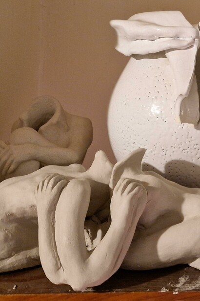 Igor Borozan, "Amanti con vaso", anno 2020, sperimentazioni in ceramica smaltata