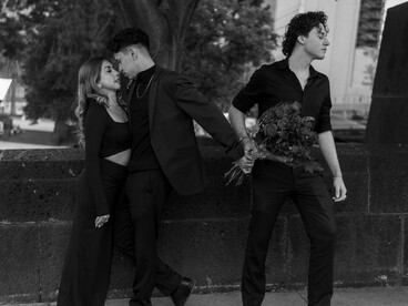 A nossa sociedade precisa urgentemente de uma educação para o casamento de modo a recuperar-se os valores da tradição que estão sendo corrompidos com a nova tendência de casamentos que suportados por amantes ate com consentimentos dos envolvidos para salvaguardar interesses das partes envolvidas, uns pelo prazer outros pelo dinheiro e um casamento de fachada aos olhos da sociedade, não fica bem separar-se e fica solteira (o) o que vão dizer se divorciar-se e a divisão de bens como fica se ela não trouxe nada para a relação, então vamos ficando assim mesmo cada um dorme no seu quarto ou no quarto das crianças, vamos puxar a corda ate ela roer-se, não posso perder meus bens para ela conquistei tudo sozinho ela que continue com o amante dela desde que não o traga aqui na minha casa mando Eu