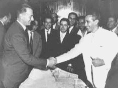 Enrico Mattei e Abderahim Bouabid, ministro marocchino dell'Economia del Marocco, firmano l'accordo petrolifero del 1958