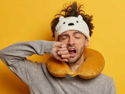 Insônia. Regulação do humor: "Bom dia, insônia!". Quem nunca acordou de mau humor por causa de uma noite ruim de sono? A fase REM do sono está envolvida no processamento das emoções e na regulação do humor, fatores imprescindíveis para uma aprendizagem efetiva. Um aluno descansado aprende melhor, com menos estresse e ansiedade. Uma pesquisa realizada pela Universidade da Califórnia, em Berkeley, descobriu que, durante o sono REM, a química do estresse é desligada, e o cérebro processa experiências emocionais e alivia memórias difíceis

