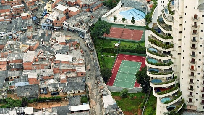 Favela de Paraisópolis ao lado de condomínio de luxo no Morumbi, foto de Tuca Vieira. São Paulo, Brasil. A vitrine social está repleta de mazelas, diversificadas e reluzentes estampam os noticiários. A desigualdade social é um dos maiores desafios enfrentados pela sociedade contemporânea. Presente em praticamente todos os países, ela se manifesta na distribuição desigual de renda, acesso precário à educação, saúde de baixa qualidade e falta de oportunidades de ascensão social. Esse problema, além de comprometer o bem-estar de milhões de pessoas, perpetua ciclos de pobreza e exclusão que atravessam gerações
