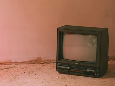 O Cinema Novo, com Glauber Rocha e Nelson Pereira dos Santos, devolveu à imagem suas texturas políticas e sociais. Em Deus e o Diabo na Terra do Sol (1964), a aridez da terra e o vermelho do sangue se tornaram metáforas de um país que não cabia mais na neutralidade do preto e branco