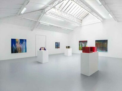 Larry Bell & Liam Everett, The field, exhibition view. Courtesy Larry Bell and Hauser & Wirth; Liam Everett and Mennour, Paris © Larry Bell, Adagp, Paris, 2025, © Liam Everett. Photo by Archives Mennour