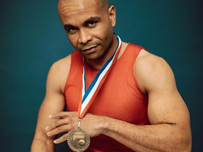 Atleta motivado pela vitória. A motivação, conceituada como conduta exploratória, possibilita entender como é fácil manipular e criar convergências comportamentais. Sem redes sociais, sem big tech, sem neoliberais, séculos atrás as motivações eram: as festas do domingo, as roupas novas para o casamento e batizado, as festas populares regionais. Esses eram os principais motivadores dos grupos