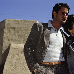 Rico Puhlmann, Erdfarbener Anzug aus Wolltweed von Paul Smith, Wollhemd im Polostil von Bill
 Ditford Design, Kleid von Adrienne Vittadini, New Mexico Museum of Art (Santa Fe), 1983. Mit freundlicher genehmigung des Kunstbibliothek
