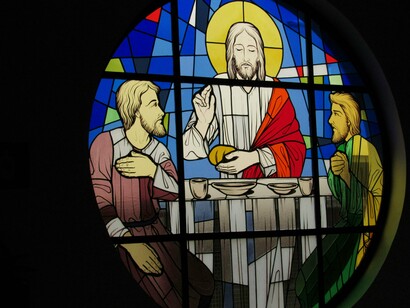 Vitral de igreja. Após todos realizarem o juramento, o arcebispo responsável por organizar o conclave, pedirá a todos os que não participarão do conclave para que saiam da capela sistina. A frase dita pelo arcebispo é “extra omnes”, isto é, “todos para fora”. Quando todos saírem, o próprio arcebispo fecha as portas da capela sistina e o conclave se inicia



