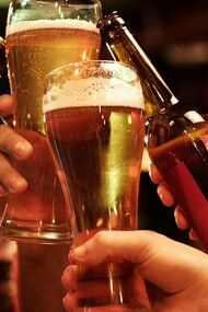 Brinde entre amigos. Atenção: Está é uma história que guarda hábitos e costumes de outra época, logo: se beber, não dirija!