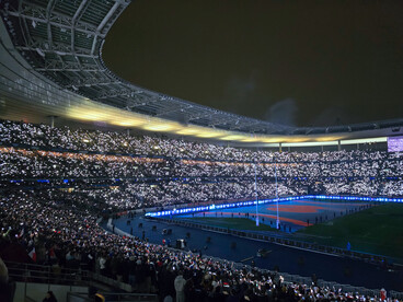 Sous les projecteurs, les Bleus s’apprêtent à affronter l’Écosse tandis que la foule, baignée de lumière, crée une mer d’émotions et de passion dans le Stade