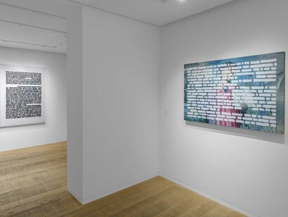 Emilio Isgrò, Rosso Shakespeare, veduta della mostra. Cortesia di Tornabuoni Art