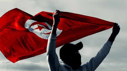 In molte città tunisine la popolazione è tornata in piazza per chiedere la liberazione degli attivisti e oppositori incarcerati, rivendicando che “l’opposizione non è un crimine”