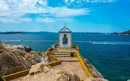 Sardenha, na Itália. Fundada pelos Fenícios, Cagliari oferece muitos vislumbres do passado. A cidade tem uma catedral do século XIII, museu arqueológico com artefactos pré-históricos e um túmulo de mausoléu conhecido como Caverna da Víbora, devido a duas cobras esculpidas na fachada. Cagliari fica no topo de sete colinas, então espere vistas soberbas, especialmente no histórico topo da colina Castello. O distrito abriga um palácio real, um anfiteatro romano e uma universidade de 1606, e as imponentes torres da cidadela do século XIV