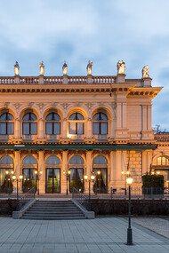 Vienne, Autriche. De Vienne, je garde de grands bâtiments absolument blancs, de grands arbres, la beauté d'une salle de spectacle et la sublimité de la musique en fond