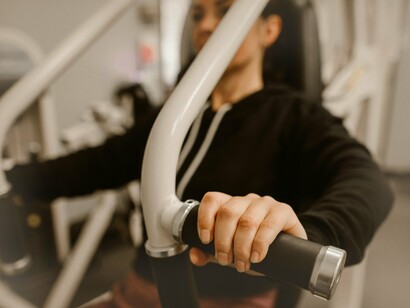 Diversas pesquisas indicam que o treinamento de força é seguro e eficaz para todas as idades, desde que feito com orientação adequada. Mesmo quem nunca treinou pode começar com passos simples e colher benefícios duradouros