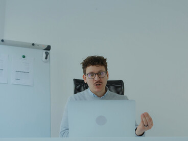 As stress mounts, this tired worker embodies the growing challenge of resenteeism in today’s corporate culture