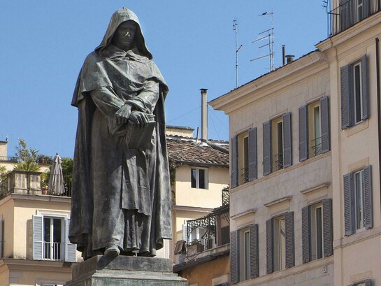 Giordano Bruno es un ejemplo de cómo las ideas innovadoras pueden ser brutalmente perseguidas cuando desafían el pensamiento dominante