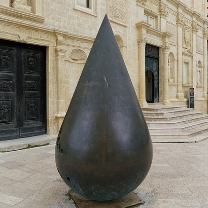 Kenjiro Azuma, “MU 765 G”, è una scultura che dialoga con il paesaggio di Matera, unendo forme essenziali e materia per creare un forte senso di equilibrio e contemplazione. Foto di Anna Nicoletta Menzella