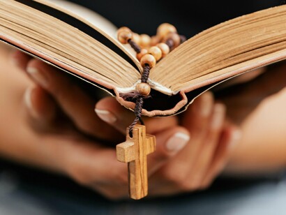 Na Bíblia, o próprio Jesus nos diz que um homem não pode servir a dois senhores, que não devemos seguir nosso coração, pois enganoso é o coração do homem e que não devemos nos apoiar em nosso próprio entendimento, que devemos reconhecer o Senhor em todos os nossos caminhos e que Ele endireitará nossas veredas

 







