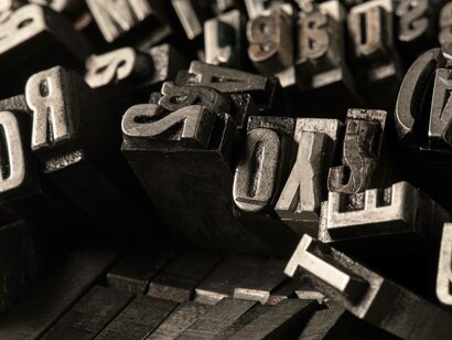 Lettere dattilografiche in metallo: "non è curioso che in un’epoca dove la perfezione digitale è dilagante, il lettore sia ancora capace di notare, e persino amare, un errore di stampa?"