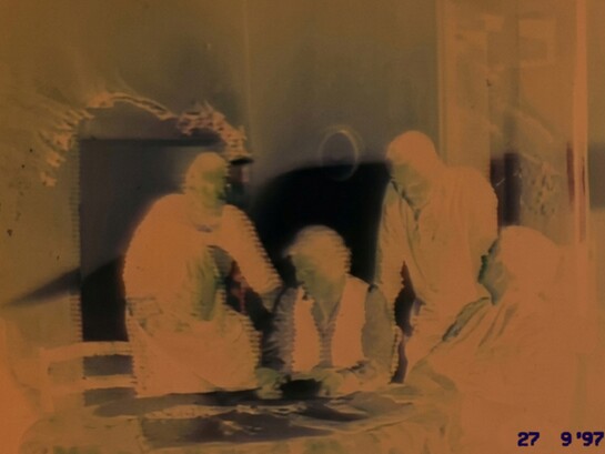 Castello di Gropparello, provincia di Piacenza. Negativo del primo scatto: il gruppo appare perfettamente a fuoco, nonostante il flash non fosse stato utilizzato. Foto di Walter Maria Calarco