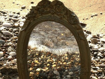 Por mostrar um “outro mundo”, também simboliza um modo de enxergar o mundo com outra perspectiva, o que inclui uma idealização, uma visão vaidosa, como no caso de Narciso, ou distorcida, como ocorre na anorexia. Pode também ser uma “porta” para o outro mundo que mostra na sua imagem, sendo por isso virado contra a parede ou coberto em ocasiões específicas, como nos funerais
