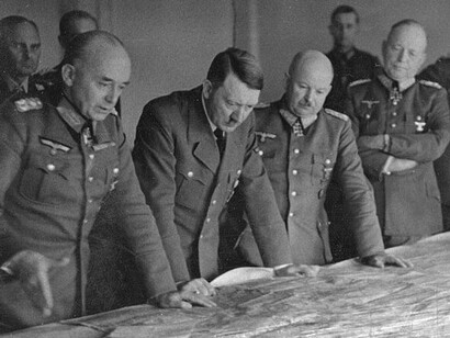 Hitler cumpria a função. Exalava respeito. Era gentil com as pessoas. Ainda encarnava autoridade. Mas a aventura ia terminando. Deixando como rastro a frustração. Cujo zênite ganhava forma justamente naqueles dias. Fins de março, fins de abril, inícios de maio. Quando Berlim foi toda cercada e ao Reich restou a rendição