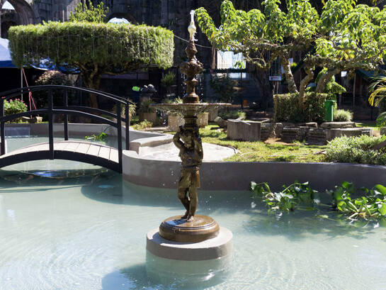 Fuente del Pastorcillo en “Las Ruinas” de la Parroquia. Esta es una de las primeras fotos hechas a la fuente, después de su reinstalación por la empresa Metal & Stone, el domingo 14 de diciembre de 2025. Foto cortesía del escultor Alonso Silva González. Cartago, Costa Rica
