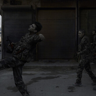 Luc Delahaye, Soldats de l'armée syrienne, Alep, novembre 2012, 2012 © Cortesia di Luc Delahaye e della Galerie Nathalie Obadia, Parigi / Bruxelles