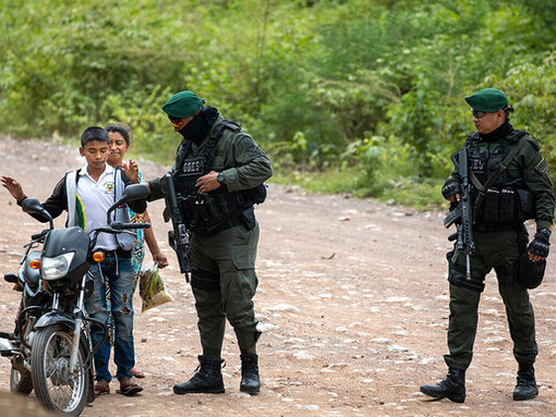 Efectivos policiales en busca de droga en Colombia. La creciente presencia del crimen organizado en distintos países ha obligado a los gobiernos a buscar mecanismos de cooperación internacional para enfrentar un problema que ya no puede ser tratado de manera aislada