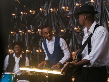 O disco, diríamos, é, por isso, uma seleção de aforismos extraídos da nossa essência, enquanto seres desassossegados, maltratados. E é o que nos sugere a segunda música, cujo título é igualmente Vatekile