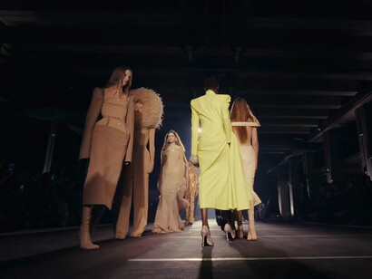 The debut collection reimagines old Hollywood glamour and the fetishised showgirl—once framed as a modern goddess and etched into cultural memory. Conceived as a synergy of Mugler’s house codes and craft, it reflects a personal effort to reconcile opposing forces and channel the brand’s innate iconoclastic energy