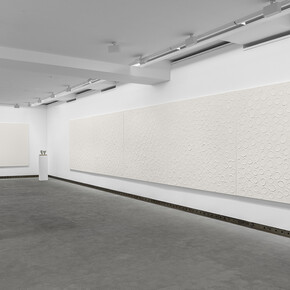 Loïc Le Groumelle, Écritures, mégalithes et cupules III, vue d'exposition. Avec l'aimable autorisation de la Galerie Karsten Greve. Photo de Nicolas Brasseur