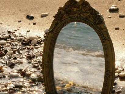 O espelho mágico é uma das formas mais antigas de adivinhação, possivelmente com origem na Pérsia. Os espelhos mágicos, quando usados para divinações, tornam-se instrumentos “degenerados” da revelação da palavra divina