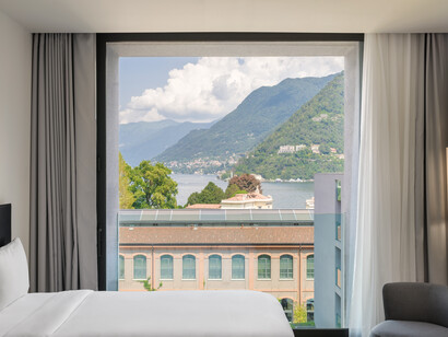 Vista dalla camera sul lago di Como, Hilton Lake Como, Italia