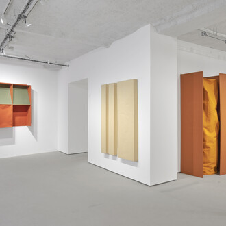Franz Erhard Walther, Les couleurs sont des actions de la lumière...vue de l'exposition. Avec l'aimable autorisation de la Galerie Jocelyn Wolff