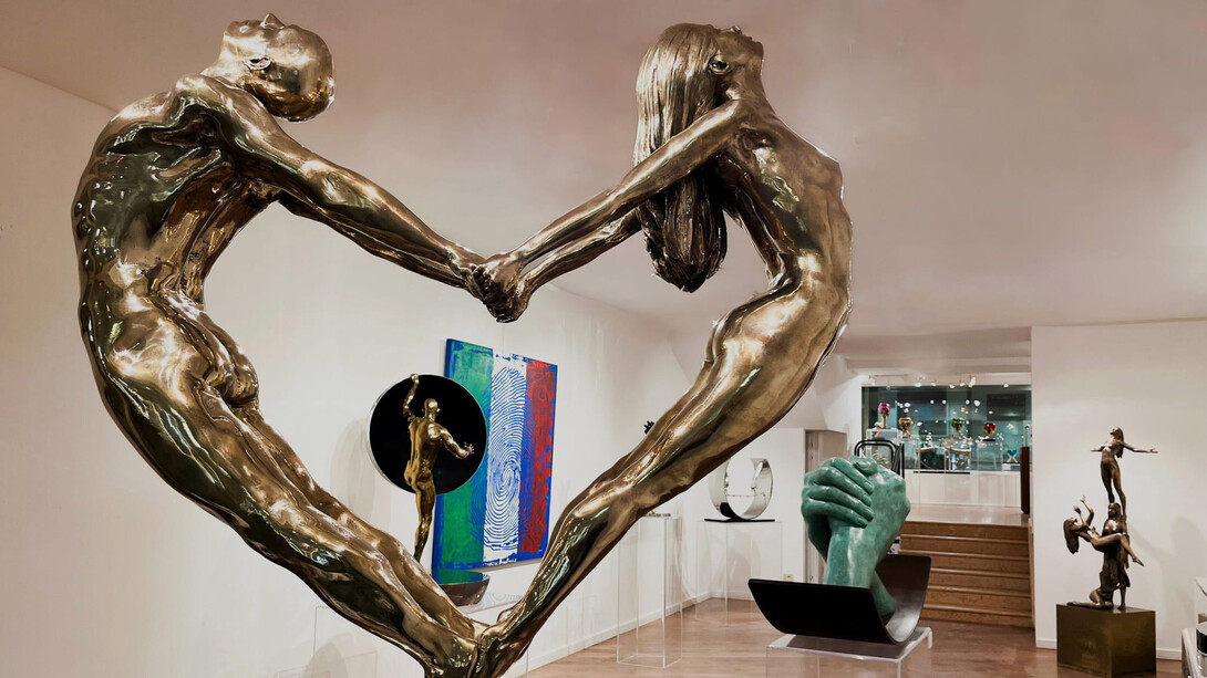 Lorenzo Quinn, Love will save us, veduta dell’esposizione. Cortesia di Contini Art Gallery