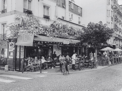 En terrasse, la cuisine française se vit autant qu’elle se déguste : un art du quotidien fait de partage et de simplicité