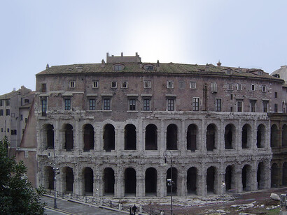 Durante la Edad Media, el arte de las máscaras evolucionó hacia representaciones teatrales de carácter religioso, muchas de ellas producidas por el teatro español, con el objetivo de explicar de manera más clara las Sagradas Escrituras. Teatro de Marcelo, Roma, Italia