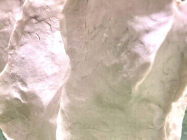 Un artista que ha sabido entrelazar sus diversas pasiones y experiencias en una obra única y cautivadora